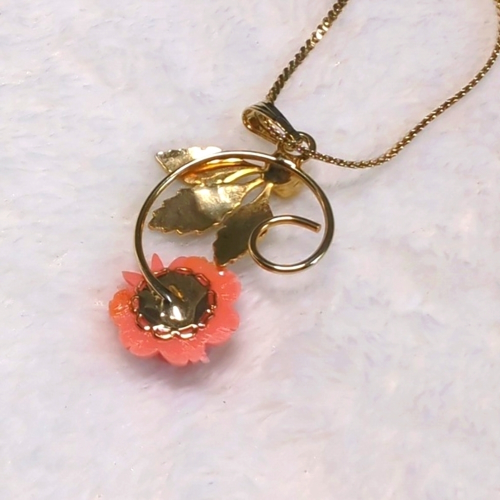 Vintage 70's Coral Resin & Enamel Floral Pendant, Brooche and Pierced Earrings - Picture 5 of 12